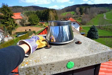 Befestigung der Schornstein-Deckplatte mittels Sechskant-Imbus-Schlüssel