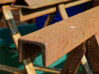 Alter rostiger U-Profil Ständer