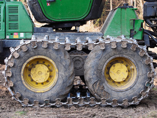 Holzerntemaschine mit Greifarm und Ketten