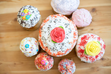 Easter cakes in white glaze and decorated with culinary flowers