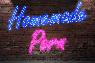 Leuchtreklame Homemade Porn an Ziegelsteinmauer