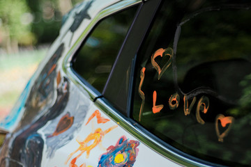  the inscription "I love" paint on the car glass