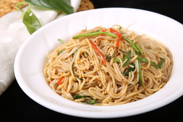 spaghetti with tomato sauce and basil