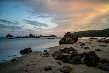 Der Strand am Cape Hillsborough bei Sonnenuntergang mit buntem Himmel und vielen Wolken