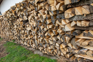 Brennholz Scheite an Wand, gestapelt