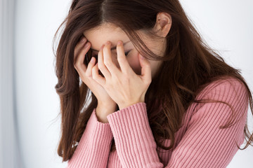 顔を覆う女性