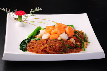 pasta with shrimps and vegetables
