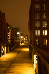 Fototapeta premium Hamburg Speicherstadt bei Nacht - Fußgängerbrücke