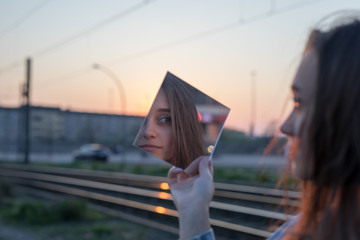 Mädchen Frau Jung nostalgisch Retropop unterwegs in Berlin