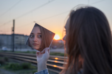 Mädchen Frau Jung nostalgisch Retropop unterwegs in Berlin