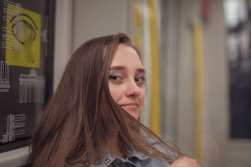 M&auml;dchen Frau Jung nostalgisch Retropop unterwegs in Berlin