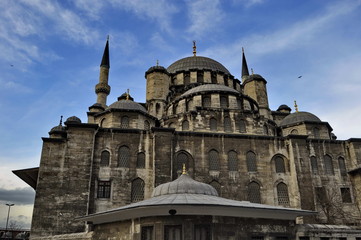 Fototapeta na wymiar Yeni Cami mosque in Istanbul, Turkey