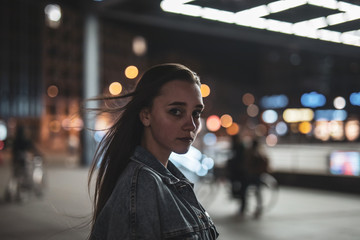 Mädchen Frau Jung nostalgisch Retropop unterwegs in Berlin