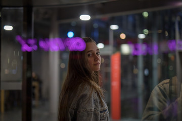 Mädchen Frau Jung nostalgisch Retropop unterwegs in Berlin