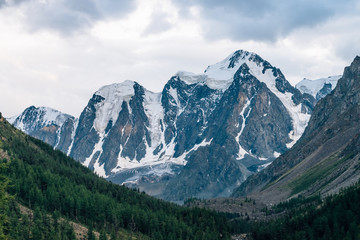 Obraz premium Wonderful sunshine glacier close-up. Sunbeam on snowy mountain top. Rocky ridge with snow in sunny morning. Amazing mountain range with sunlight. Atmospheric minimalist landscape of majestic nature.