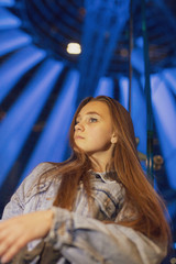 Fototapeta premium Mädchen Frau Jung nostalgisch Retropop unterwegs in Berlin