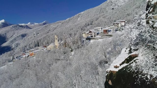 Aerial 4K - Primolo - Valmalenco (IT) - Vista invernale con neve fresca 