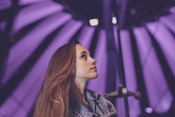 Mädchen Frau Jung nostalgisch Retropop unterwegs in Berlin