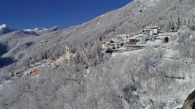 Aerial 4K - Primolo - Valmalenco (IT) - Vista invernale con neve fresca 