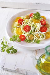 Raw food diet: raw spaghetti zucchini salad with cherry tomatoes