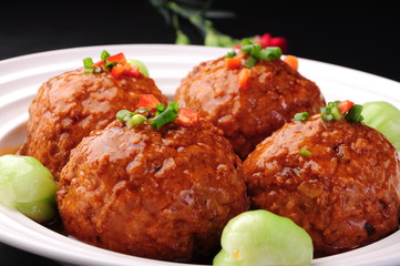 meatballs with tomato sauce and mashed potatoes