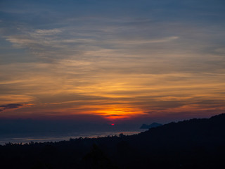 Obraz premium Piękne, wielobarwne chmury o zachodzie słońca. Ko Phangan.Thailand.