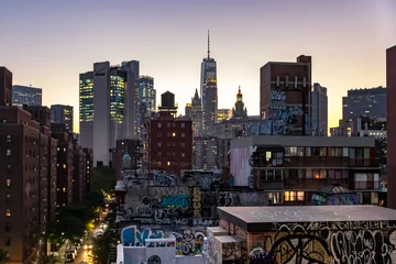 Gordijnen De kleurrijke lichten van de skyline van NYC schijnen als de avond valt op de gebouwen en straten van Manhattan © deberarr