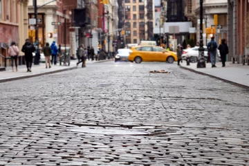 Papier Peint photo Lavable TAXI de new york Vue sur la rue pavée de l& 39 intersection animée des rues Broome et Greene avec des gens et des taxis dans le quartier SoHo de Manhattan à New York City