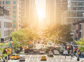 Foto auf Alu-Dibond Blick auf die Second Avenue in New York City ist mit Autos und Menschen in Manhattan mit dem hellen Licht des Sonnenuntergangs im Hintergrund überfüllt © deberarr
