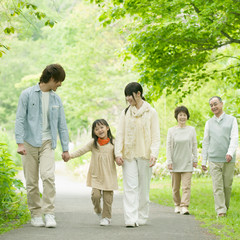 Fototapeta premium 新緑の中で手をつなぐ3世代家族