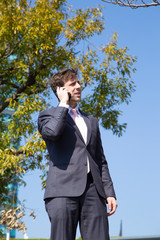 電話をするビジネスマン