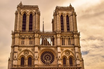 Fototapeta na wymiar Torres de la catedral de Notre Dame Paris