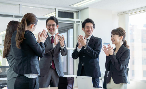拍手するビジネスパーソン