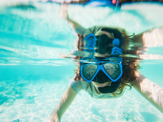 Naklejka premium woman taking an underwater selfie while snorkeling in crystal clear tropical water