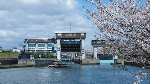水都大阪 毛馬水門（毛馬閘門）に入る観光船（クイック撮影・4倍速）