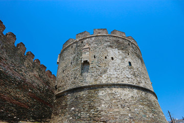 Obraz premium Tower of Trigonion (Alysseos Tower), part of Byzantine fortifications in Thessaloniki, Greece against bright blue sky