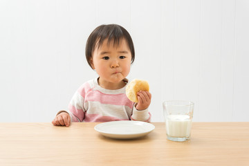 パンを食べる子ども