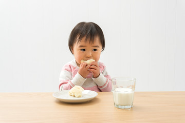 パンを食べる子ども