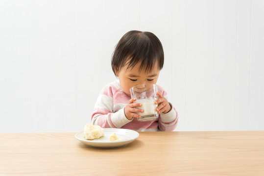 「パンを食べる子ども」の写真素材 | 84,024件の無料イラスト画像 | Adobe Stock