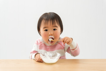 ヨーグルトを食べる女の子