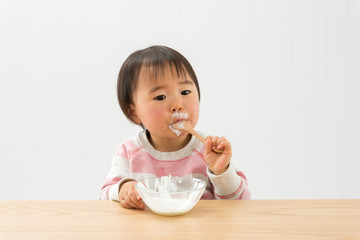 ヨーグルトを食べる女の子
