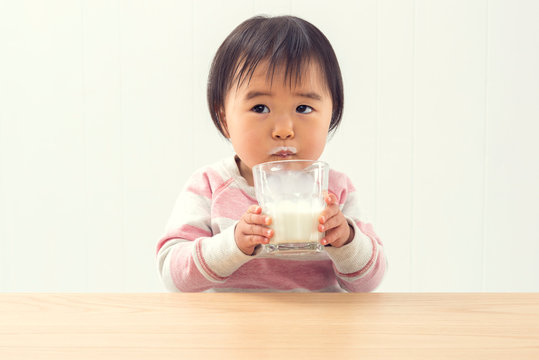 「パンを食べる子ども」の写真素材 | 85,950件の無料イラスト画像 | Adobe Stock