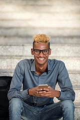 Obraz premium African college student with smartphone