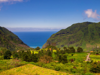 Fototapeta premium Blick durch die Berge auf das Meer