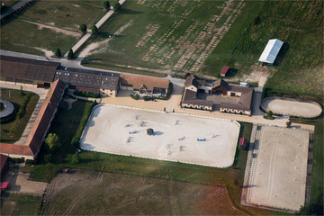 vue aérienne d'un centre équestre dans les Yvelines en France