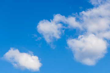 Bacgrun of beuful blue sky and white clouds