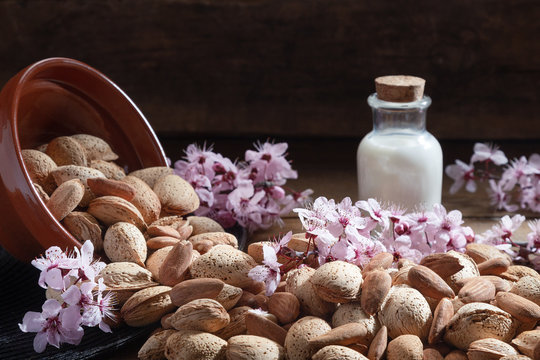 Almendras derramadas y leche de almendras