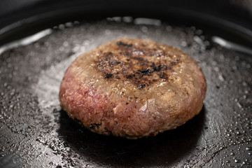 ハンバーグを焼く