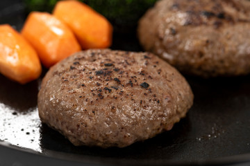 ハンバーグを焼く