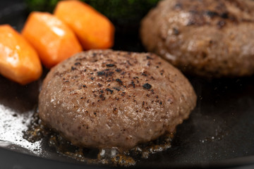 ハンバーグを焼く